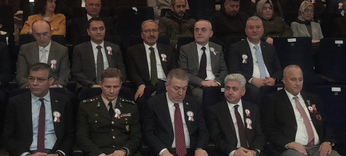 Sakarya, Çanakkale Zaferi’nin 111. yıl dönümünde tarihi bir gün yaşadı. Şehit Erol Olçok Anadolu Lisesi öğrencilerinin hazırladığı anma programı, izleyenleri 1915’in şanlı siperlerine götürürken GÜNÜN FOTOĞRAF KARELERİ