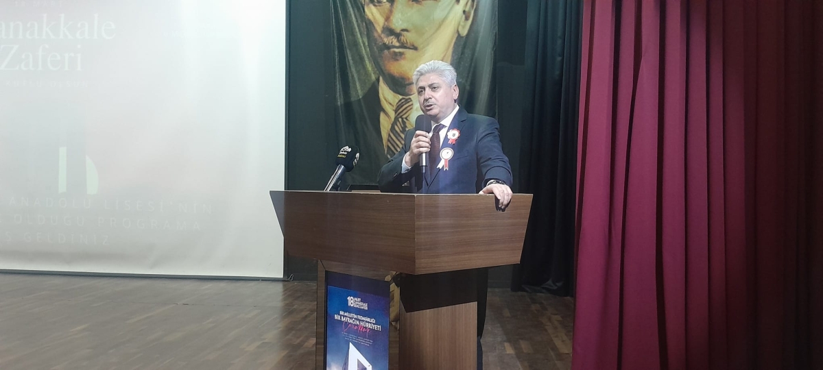 Sakarya, Çanakkale Zaferi’nin 111. yıl dönümünde tarihi bir gün yaşadı. Şehit Erol Olçok Anadolu Lisesi öğrencilerinin hazırladığı anma programı, izleyenleri 1915’in şanlı siperlerine götürürken GÜNÜN FOTOĞRAF KARELERİ