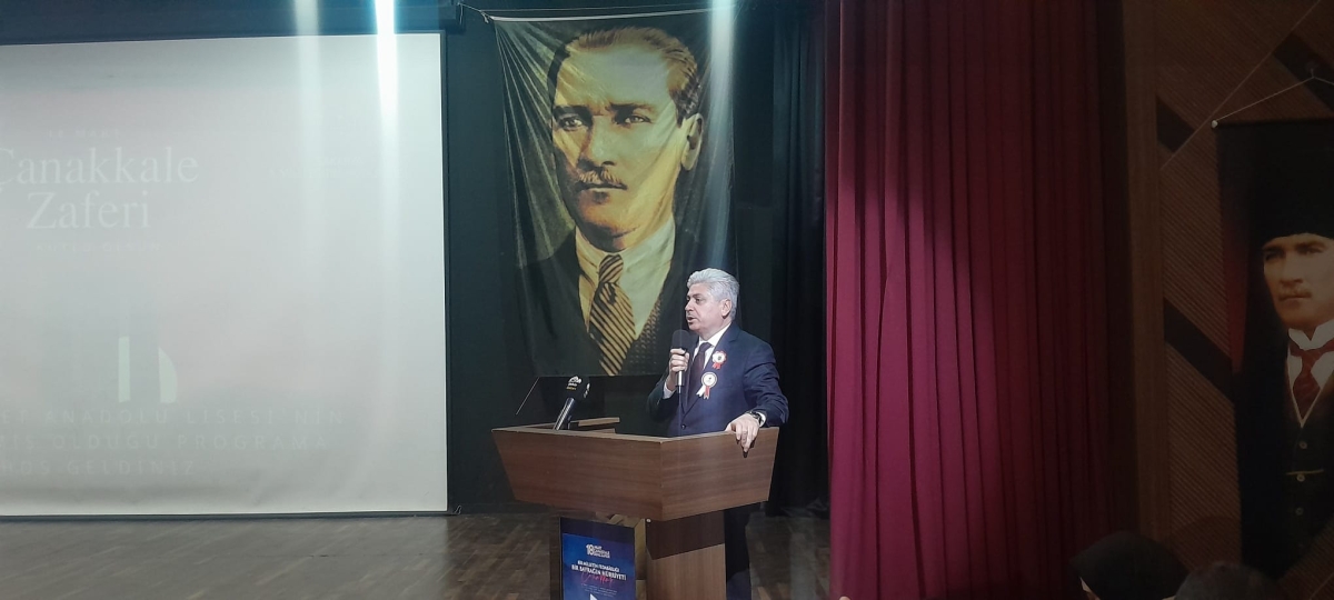 Sakarya, Çanakkale Zaferi’nin 111. yıl dönümünde tarihi bir gün yaşadı. Şehit Erol Olçok Anadolu Lisesi öğrencilerinin hazırladığı anma programı, izleyenleri 1915’in şanlı siperlerine götürürken GÜNÜN FOTOĞRAF KARELERİ