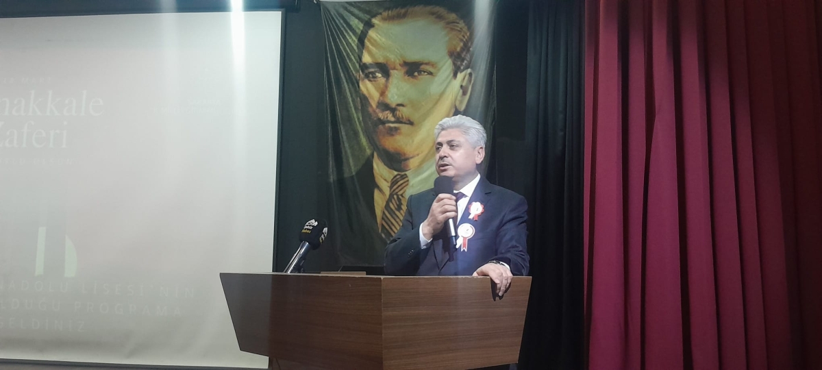 Sakarya, Çanakkale Zaferi’nin 111. yıl dönümünde tarihi bir gün yaşadı. Şehit Erol Olçok Anadolu Lisesi öğrencilerinin hazırladığı anma programı, izleyenleri 1915’in şanlı siperlerine götürürken GÜNÜN FOTOĞRAF KARELERİ