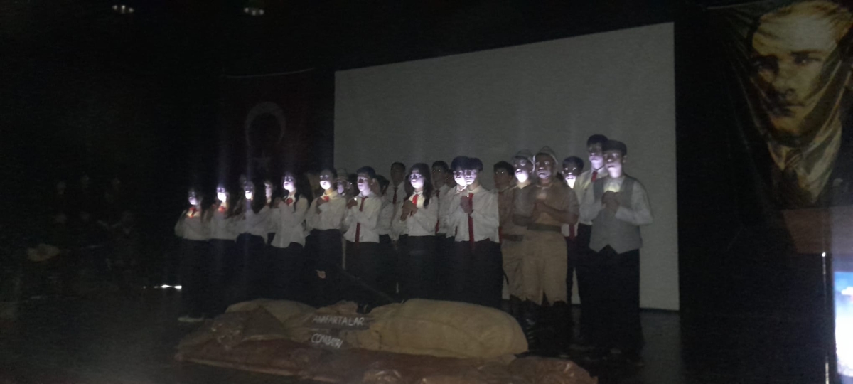 Sakarya, Çanakkale Zaferi’nin 111. yıl dönümünde tarihi bir gün yaşadı. Şehit Erol Olçok Anadolu Lisesi öğrencilerinin hazırladığı anma programı, izleyenleri 1915’in şanlı siperlerine götürürken GÜNÜN FOTOĞRAF KARELERİ