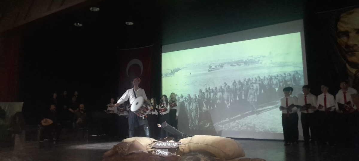 Sakarya, Çanakkale Zaferi’nin 111. yıl dönümünde tarihi bir gün yaşadı. Şehit Erol Olçok Anadolu Lisesi öğrencilerinin hazırladığı anma programı, izleyenleri 1915’in şanlı siperlerine götürürken GÜNÜN FOTOĞRAF KARELERİ