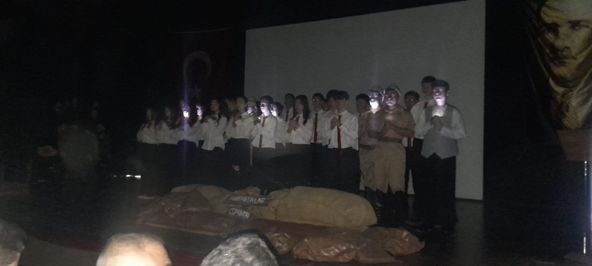Sakarya, Çanakkale Zaferi’nin 111. yıl dönümünde tarihi bir gün yaşadı. Şehit Erol Olçok Anadolu Lisesi öğrencilerinin hazırladığı anma programı, izleyenleri 1915’in şanlı siperlerine götürürken GÜNÜN FOTOĞRAF KARELERİ