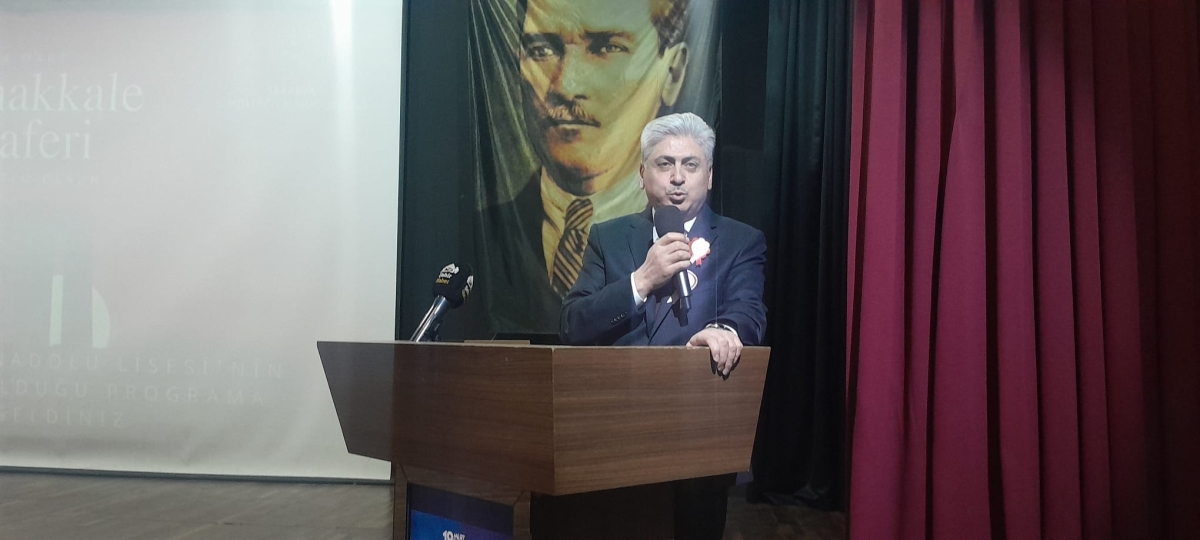 Sakarya, Çanakkale Zaferi’nin 111. yıl dönümünde tarihi bir gün yaşadı. Şehit Erol Olçok Anadolu Lisesi öğrencilerinin hazırladığı anma programı, izleyenleri 1915’in şanlı siperlerine götürürken GÜNÜN FOTOĞRAF KARELERİ