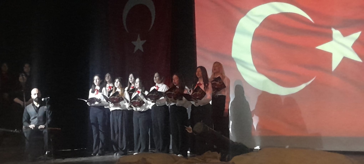 Sakarya, Çanakkale Zaferi’nin 111. yıl dönümünde tarihi bir gün yaşadı. Şehit Erol Olçok Anadolu Lisesi öğrencilerinin hazırladığı anma programı, izleyenleri 1915’in şanlı siperlerine götürürken GÜNÜN FOTOĞRAF KARELERİ