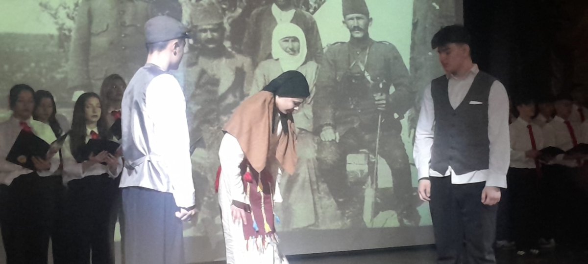 Sakarya, Çanakkale Zaferi’nin 111. yıl dönümünde tarihi bir gün yaşadı. Şehit Erol Olçok Anadolu Lisesi öğrencilerinin hazırladığı anma programı, izleyenleri 1915’in şanlı siperlerine götürürken GÜNÜN FOTOĞRAF KARELERİ