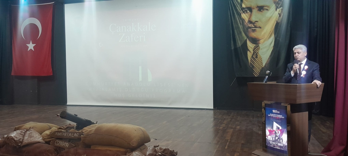 Sakarya, Çanakkale Zaferi’nin 111. yıl dönümünde tarihi bir gün yaşadı. Şehit Erol Olçok Anadolu Lisesi öğrencilerinin hazırladığı anma programı, izleyenleri 1915’in şanlı siperlerine götürürken GÜNÜN FOTOĞRAF KARELERİ