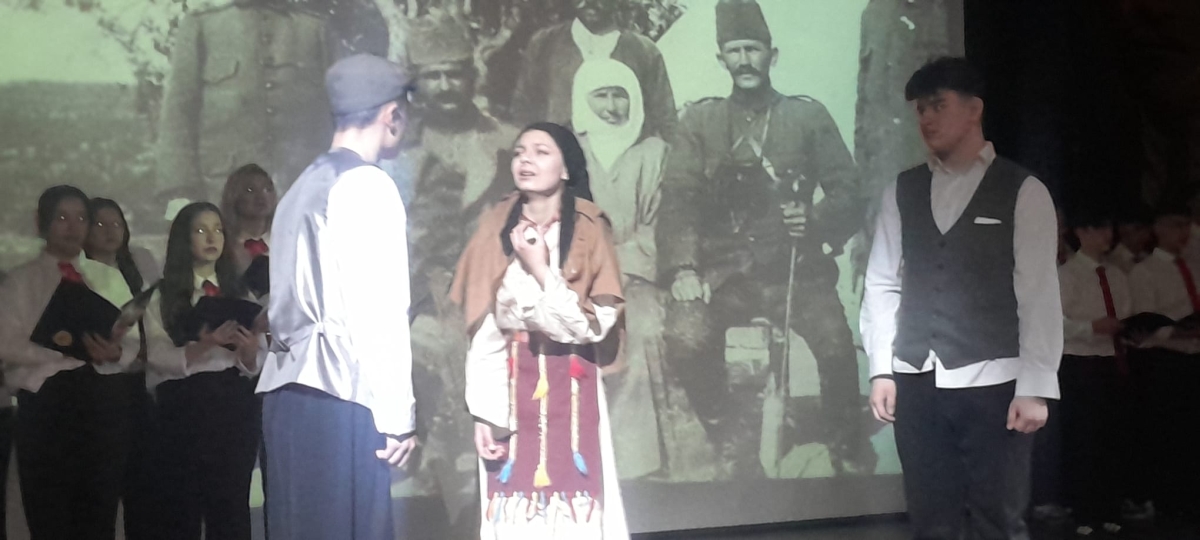 Sakarya, Çanakkale Zaferi’nin 111. yıl dönümünde tarihi bir gün yaşadı. Şehit Erol Olçok Anadolu Lisesi öğrencilerinin hazırladığı anma programı, izleyenleri 1915’in şanlı siperlerine götürürken GÜNÜN FOTOĞRAF KARELERİ