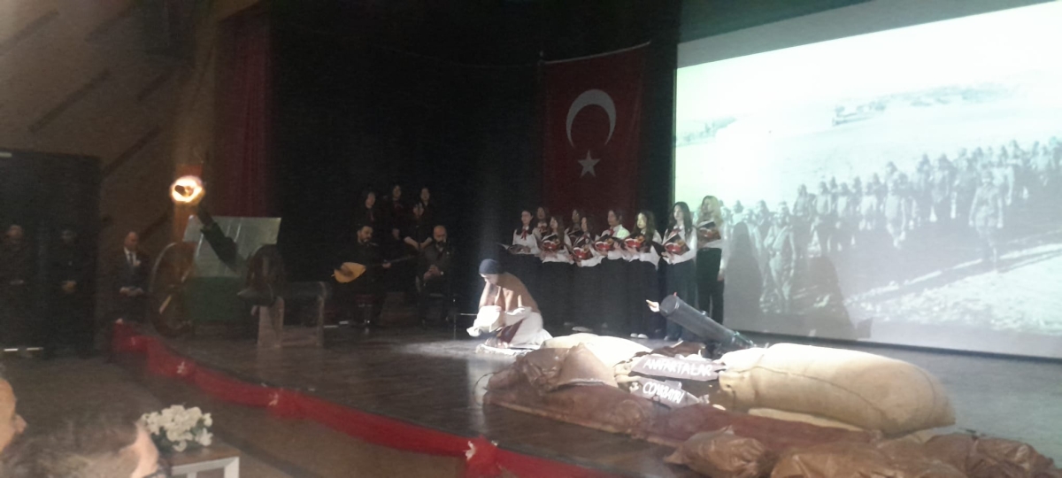 Sakarya, Çanakkale Zaferi’nin 111. yıl dönümünde tarihi bir gün yaşadı. Şehit Erol Olçok Anadolu Lisesi öğrencilerinin hazırladığı anma programı, izleyenleri 1915’in şanlı siperlerine götürürken GÜNÜN FOTOĞRAF KARELERİ