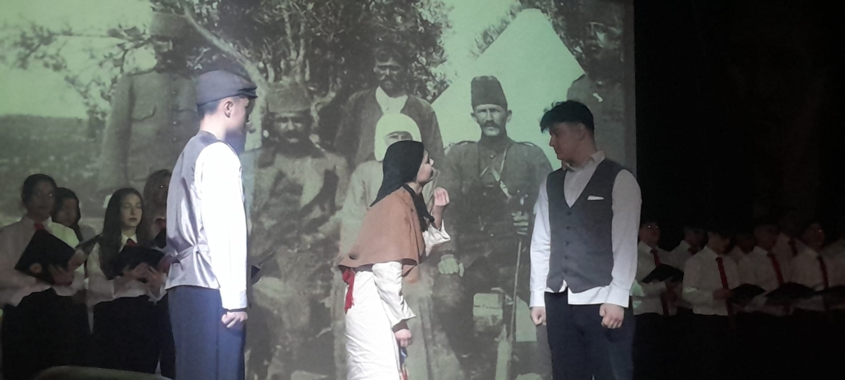 Sakarya, Çanakkale Zaferi’nin 111. yıl dönümünde tarihi bir gün yaşadı. Şehit Erol Olçok Anadolu Lisesi öğrencilerinin hazırladığı anma programı, izleyenleri 1915’in şanlı siperlerine götürürken GÜNÜN FOTOĞRAF KARELERİ