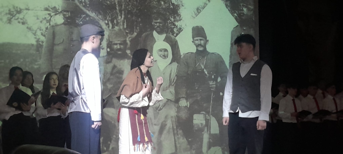 Sakarya, Çanakkale Zaferi’nin 111. yıl dönümünde tarihi bir gün yaşadı. Şehit Erol Olçok Anadolu Lisesi öğrencilerinin hazırladığı anma programı, izleyenleri 1915’in şanlı siperlerine götürürken GÜNÜN FOTOĞRAF KARELERİ