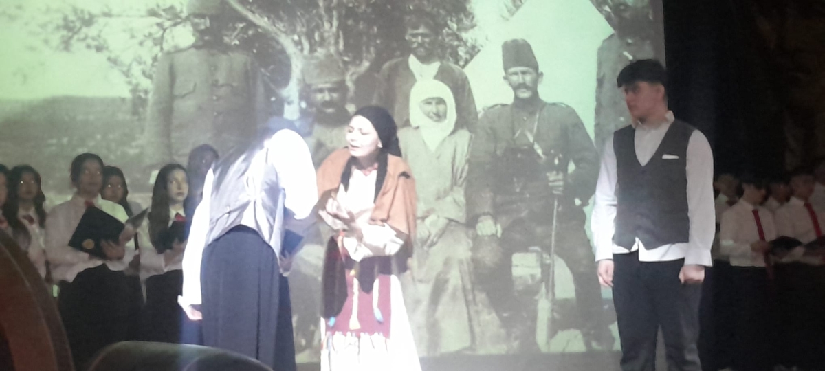 Sakarya, Çanakkale Zaferi’nin 111. yıl dönümünde tarihi bir gün yaşadı. Şehit Erol Olçok Anadolu Lisesi öğrencilerinin hazırladığı anma programı, izleyenleri 1915’in şanlı siperlerine götürürken GÜNÜN FOTOĞRAF KARELERİ