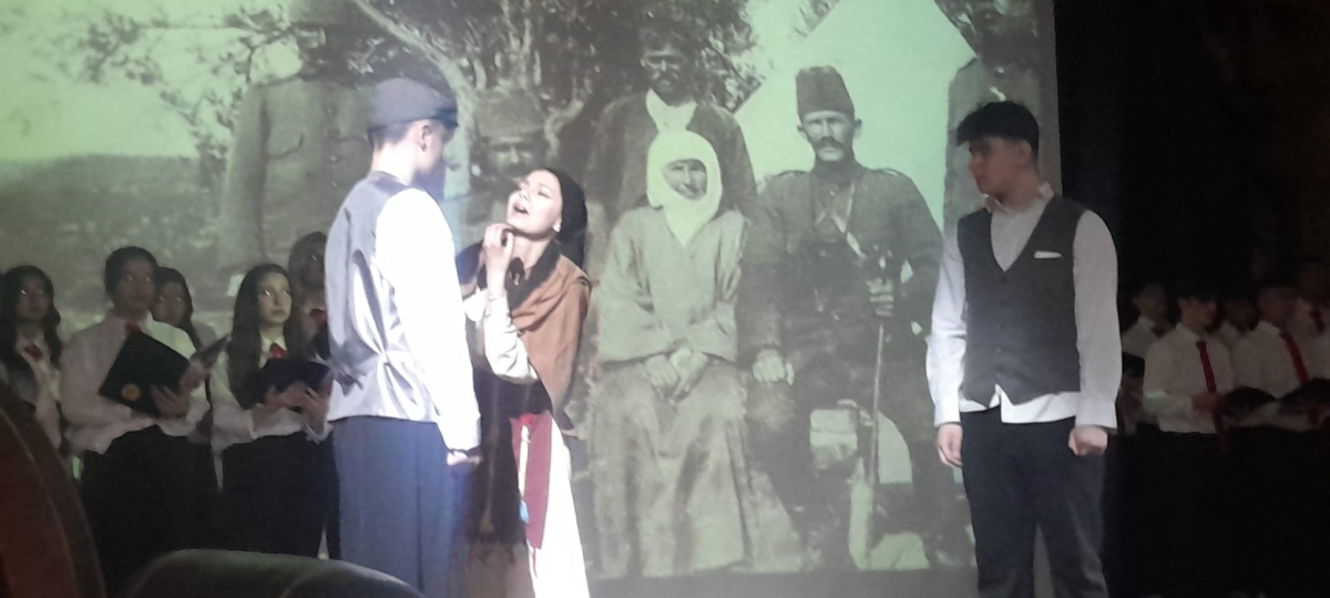 Sakarya, Çanakkale Zaferi’nin 111. yıl dönümünde tarihi bir gün yaşadı. Şehit Erol Olçok Anadolu Lisesi öğrencilerinin hazırladığı anma programı, izleyenleri 1915’in şanlı siperlerine götürürken GÜNÜN FOTOĞRAF KARELERİ