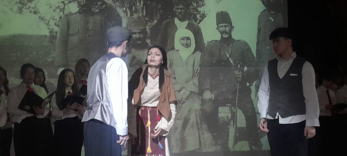 Sakarya, Çanakkale Zaferi’nin 111. yıl dönümünde tarihi bir gün yaşadı. Şehit Erol Olçok Anadolu Lisesi öğrencilerinin hazırladığı anma programı, izleyenleri 1915’in şanlı siperlerine götürürken GÜNÜN FOTOĞRAF KARELERİ