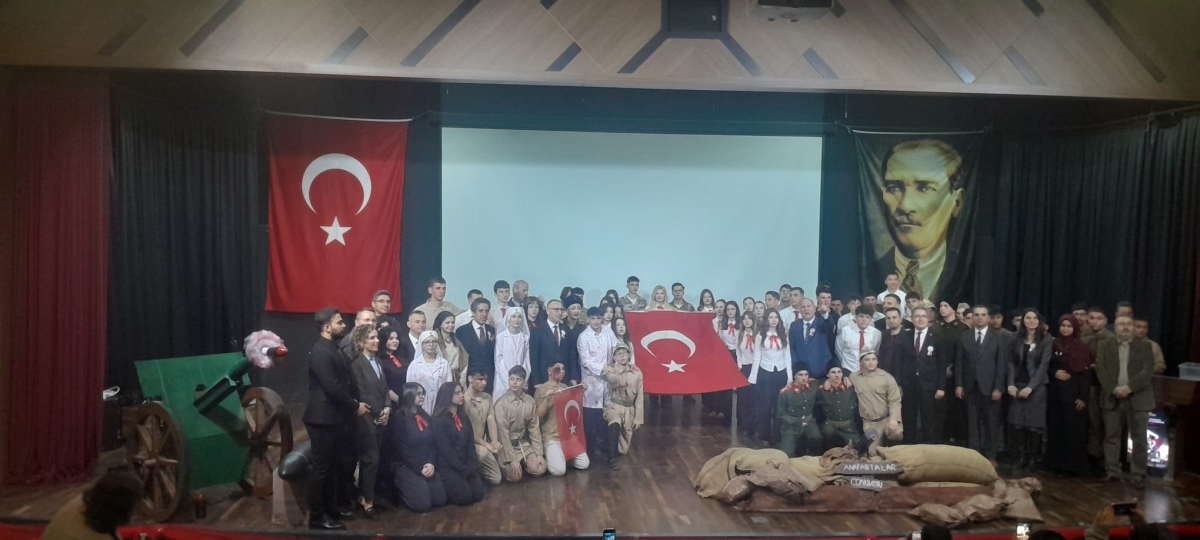 Sakarya, Çanakkale Zaferi’nin 111. yıl dönümünde tarihi bir gün yaşadı. Şehit Erol Olçok Anadolu Lisesi öğrencilerinin hazırladığı anma programı, izleyenleri 1915’in şanlı siperlerine götürürken GÜNÜN FOTOĞRAF KARELERİ