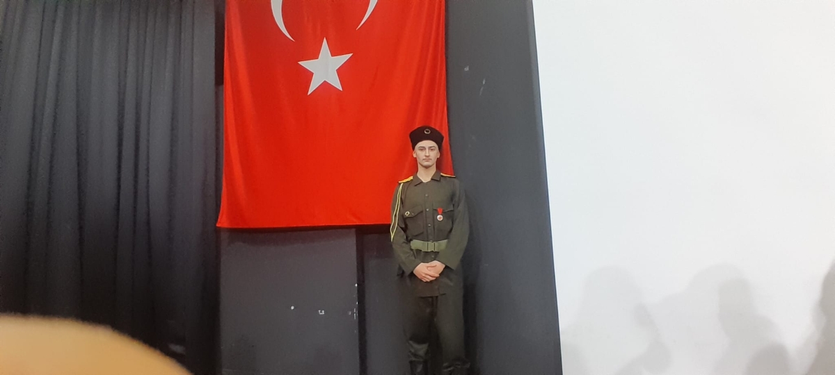 Sakarya, Çanakkale Zaferi’nin 111. yıl dönümünde tarihi bir gün yaşadı. Şehit Erol Olçok Anadolu Lisesi öğrencilerinin hazırladığı anma programı, izleyenleri 1915’in şanlı siperlerine götürürken GÜNÜN FOTOĞRAF KARELERİ
