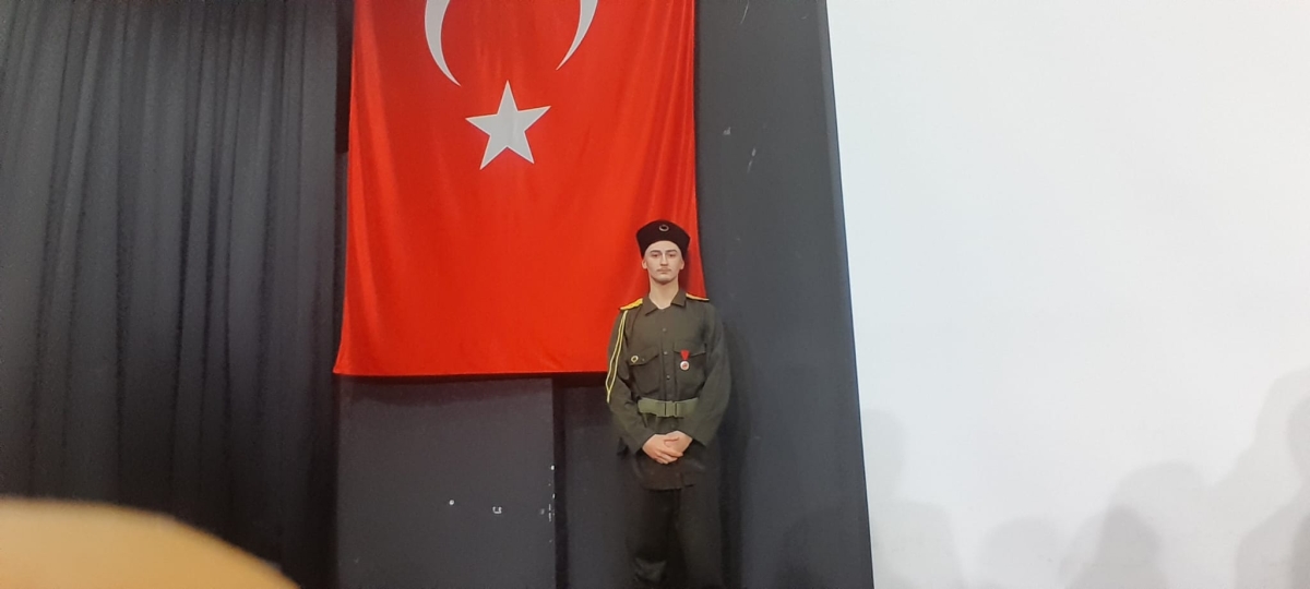Sakarya, Çanakkale Zaferi’nin 111. yıl dönümünde tarihi bir gün yaşadı. Şehit Erol Olçok Anadolu Lisesi öğrencilerinin hazırladığı anma programı, izleyenleri 1915’in şanlı siperlerine götürürken GÜNÜN FOTOĞRAF KARELERİ