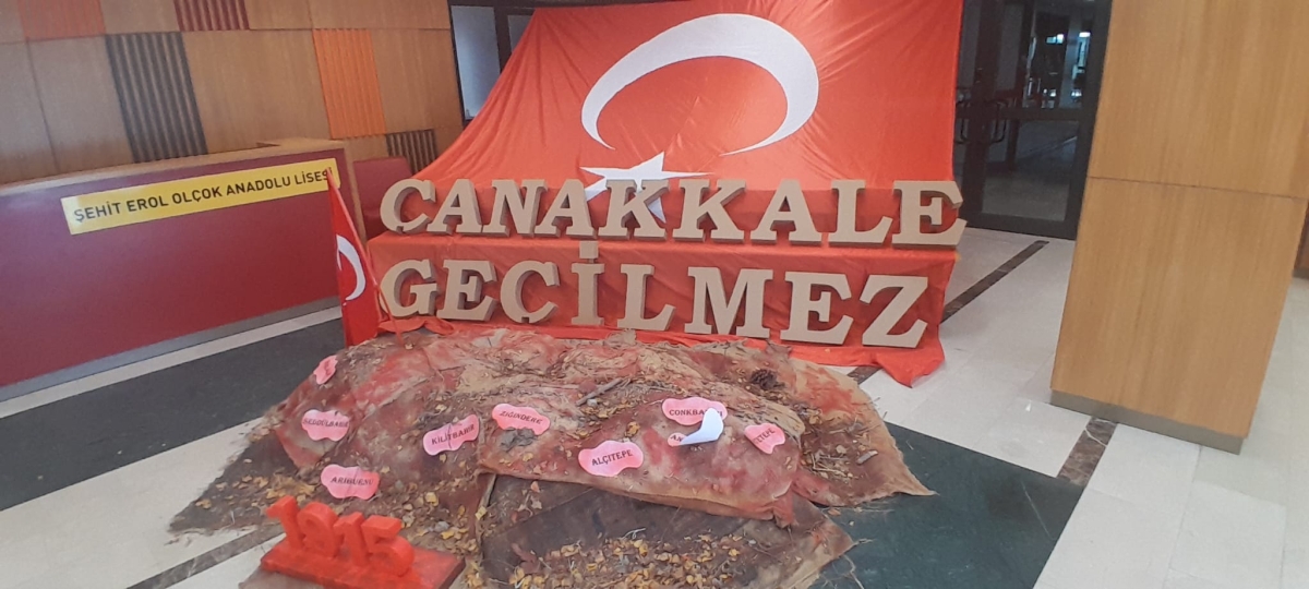 Sakarya, Çanakkale Zaferi’nin 111. yıl dönümünde tarihi bir gün yaşadı. Şehit Erol Olçok Anadolu Lisesi öğrencilerinin hazırladığı anma programı, izleyenleri 1915’in şanlı siperlerine götürürken GÜNÜN FOTOĞRAF KARELERİ