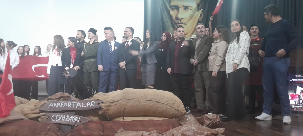 Sakarya, Çanakkale Zaferi’nin 111. yıl dönümünde tarihi bir gün yaşadı. Şehit Erol Olçok Anadolu Lisesi öğrencilerinin hazırladığı anma programı, izleyenleri 1915’in şanlı siperlerine götürürken GÜNÜN FOTOĞRAF KARELERİ