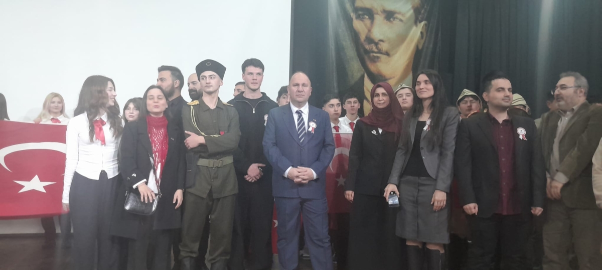 Sakarya, Çanakkale Zaferi’nin 111. yıl dönümünde tarihi bir gün yaşadı. Şehit Erol Olçok Anadolu Lisesi öğrencilerinin hazırladığı anma programı, izleyenleri 1915’in şanlı siperlerine götürürken GÜNÜN FOTOĞRAF KARELERİ