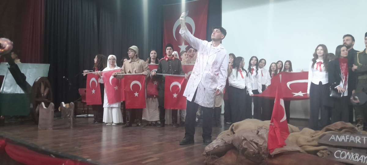 Sakarya, Çanakkale Zaferi’nin 111. yıl dönümünde tarihi bir gün yaşadı. Şehit Erol Olçok Anadolu Lisesi öğrencilerinin hazırladığı anma programı, izleyenleri 1915’in şanlı siperlerine götürürken GÜNÜN FOTOĞRAF KARELERİ