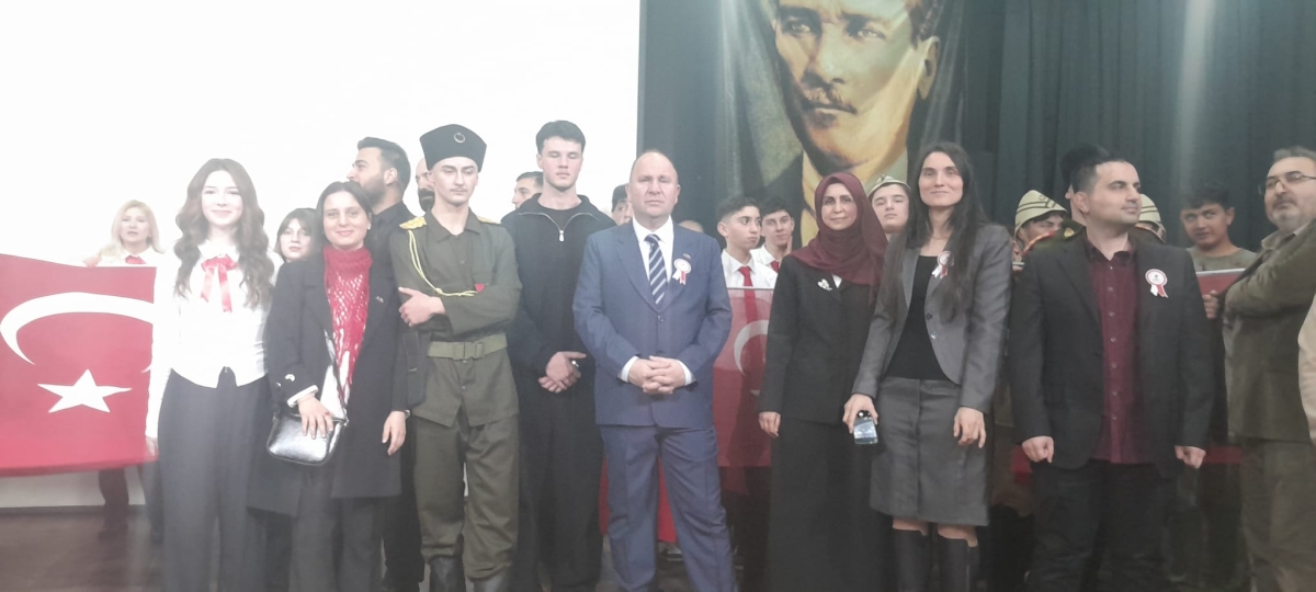 Sakarya, Çanakkale Zaferi’nin 111. yıl dönümünde tarihi bir gün yaşadı. Şehit Erol Olçok Anadolu Lisesi öğrencilerinin hazırladığı anma programı, izleyenleri 1915’in şanlı siperlerine götürürken GÜNÜN FOTOĞRAF KARELERİ