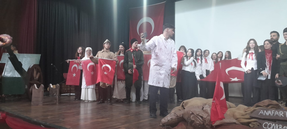 Sakarya, Çanakkale Zaferi’nin 111. yıl dönümünde tarihi bir gün yaşadı. Şehit Erol Olçok Anadolu Lisesi öğrencilerinin hazırladığı anma programı, izleyenleri 1915’in şanlı siperlerine götürürken GÜNÜN FOTOĞRAF KARELERİ