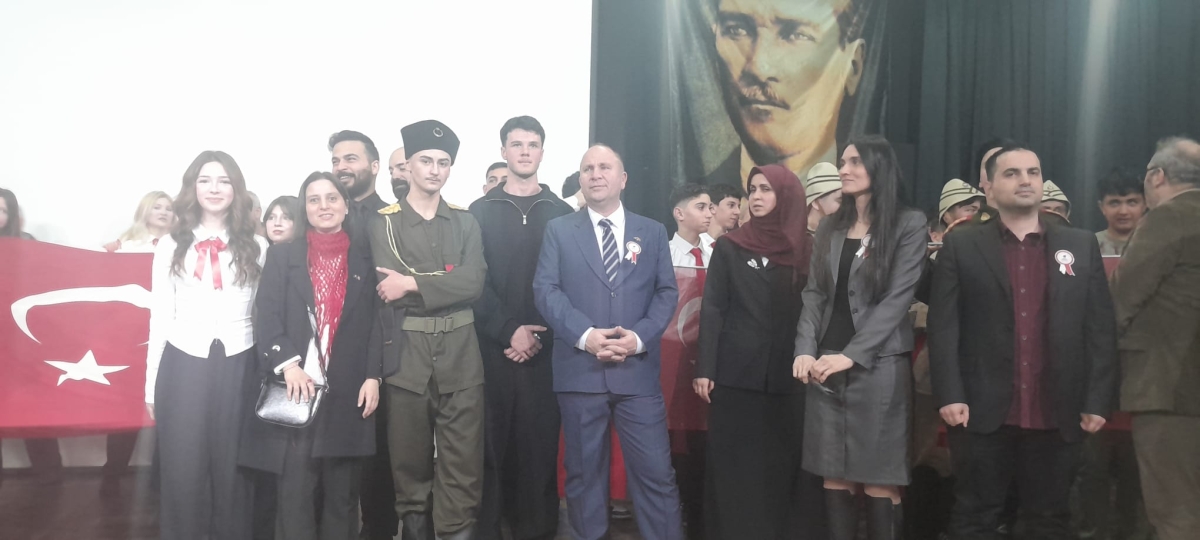 Sakarya, Çanakkale Zaferi’nin 111. yıl dönümünde tarihi bir gün yaşadı. Şehit Erol Olçok Anadolu Lisesi öğrencilerinin hazırladığı anma programı, izleyenleri 1915’in şanlı siperlerine götürürken GÜNÜN FOTOĞRAF KARELERİ