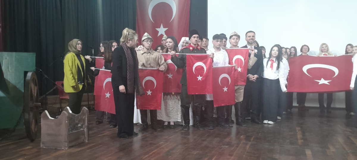 Sakarya, Çanakkale Zaferi’nin 111. yıl dönümünde tarihi bir gün yaşadı. Şehit Erol Olçok Anadolu Lisesi öğrencilerinin hazırladığı anma programı, izleyenleri 1915’in şanlı siperlerine götürürken GÜNÜN FOTOĞRAF KARELERİ