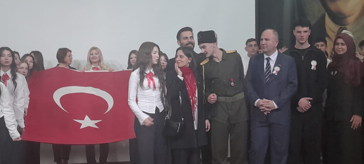 Sakarya, Çanakkale Zaferi’nin 111. yıl dönümünde tarihi bir gün yaşadı. Şehit Erol Olçok Anadolu Lisesi öğrencilerinin hazırladığı anma programı, izleyenleri 1915’in şanlı siperlerine götürürken GÜNÜN FOTOĞRAF KARELERİ