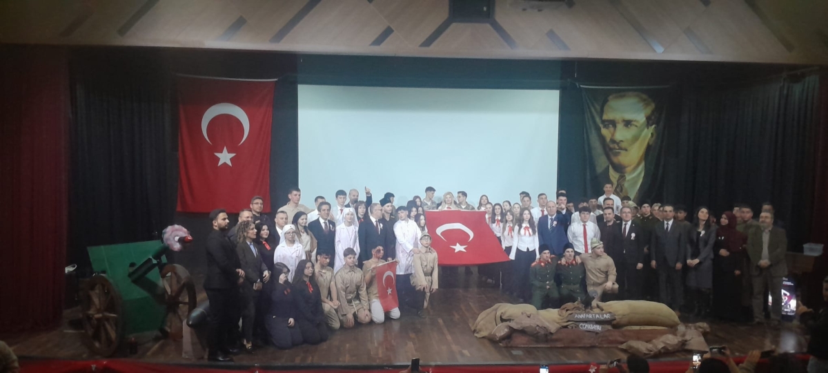 Sakarya, Çanakkale Zaferi’nin 111. yıl dönümünde tarihi bir gün yaşadı. Şehit Erol Olçok Anadolu Lisesi öğrencilerinin hazırladığı anma programı, izleyenleri 1915’in şanlı siperlerine götürürken GÜNÜN FOTOĞRAF KARELERİ