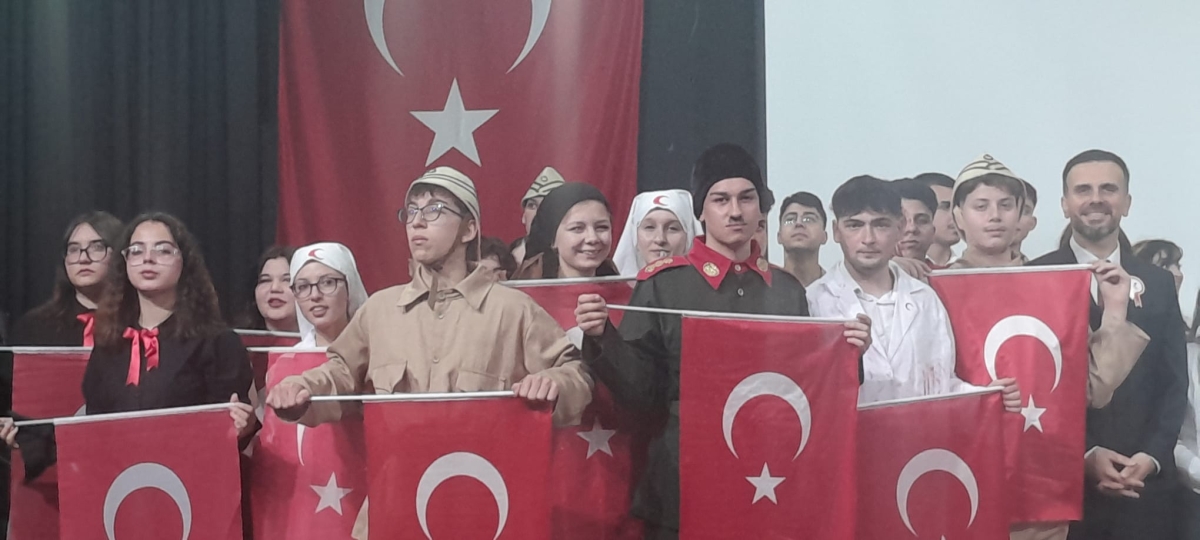 Sakarya, Çanakkale Zaferi’nin 111. yıl dönümünde tarihi bir gün yaşadı. Şehit Erol Olçok Anadolu Lisesi öğrencilerinin hazırladığı anma programı, izleyenleri 1915’in şanlı siperlerine götürürken GÜNÜN FOTOĞRAF KARELERİ