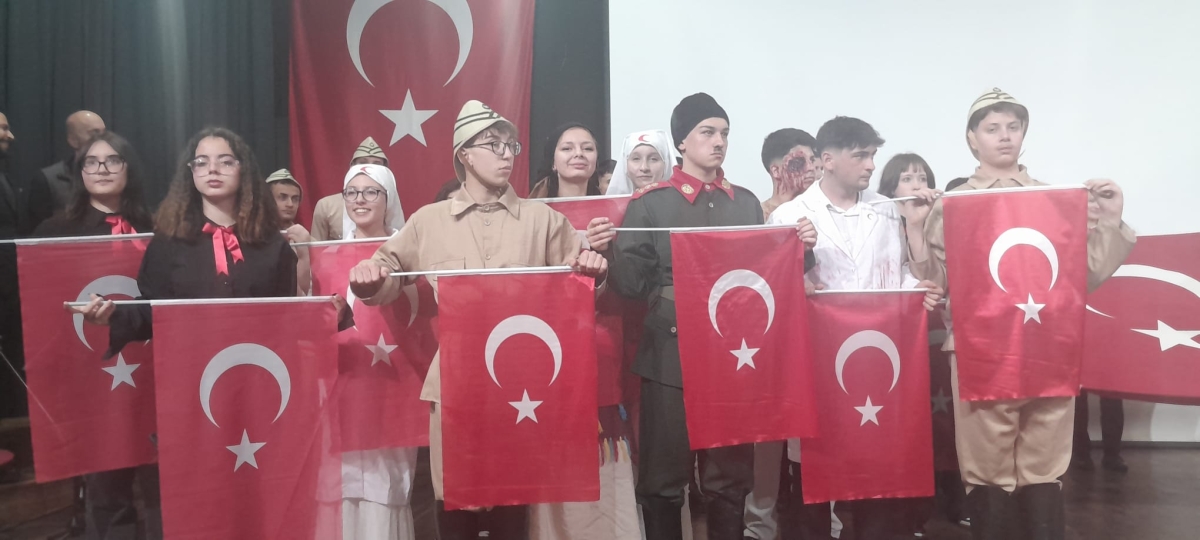 Sakarya, Çanakkale Zaferi’nin 111. yıl dönümünde tarihi bir gün yaşadı. Şehit Erol Olçok Anadolu Lisesi öğrencilerinin hazırladığı anma programı, izleyenleri 1915’in şanlı siperlerine götürürken GÜNÜN FOTOĞRAF KARELERİ