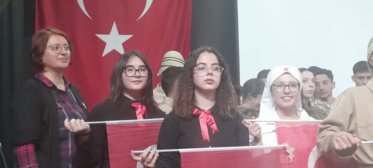 Sakarya, Çanakkale Zaferi’nin 111. yıl dönümünde tarihi bir gün yaşadı. Şehit Erol Olçok Anadolu Lisesi öğrencilerinin hazırladığı anma programı, izleyenleri 1915’in şanlı siperlerine götürürken GÜNÜN FOTOĞRAF KARELERİ