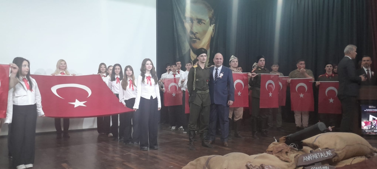 Sakarya, Çanakkale Zaferi’nin 111. yıl dönümünde tarihi bir gün yaşadı. Şehit Erol Olçok Anadolu Lisesi öğrencilerinin hazırladığı anma programı, izleyenleri 1915’in şanlı siperlerine götürürken GÜNÜN FOTOĞRAF KARELERİ