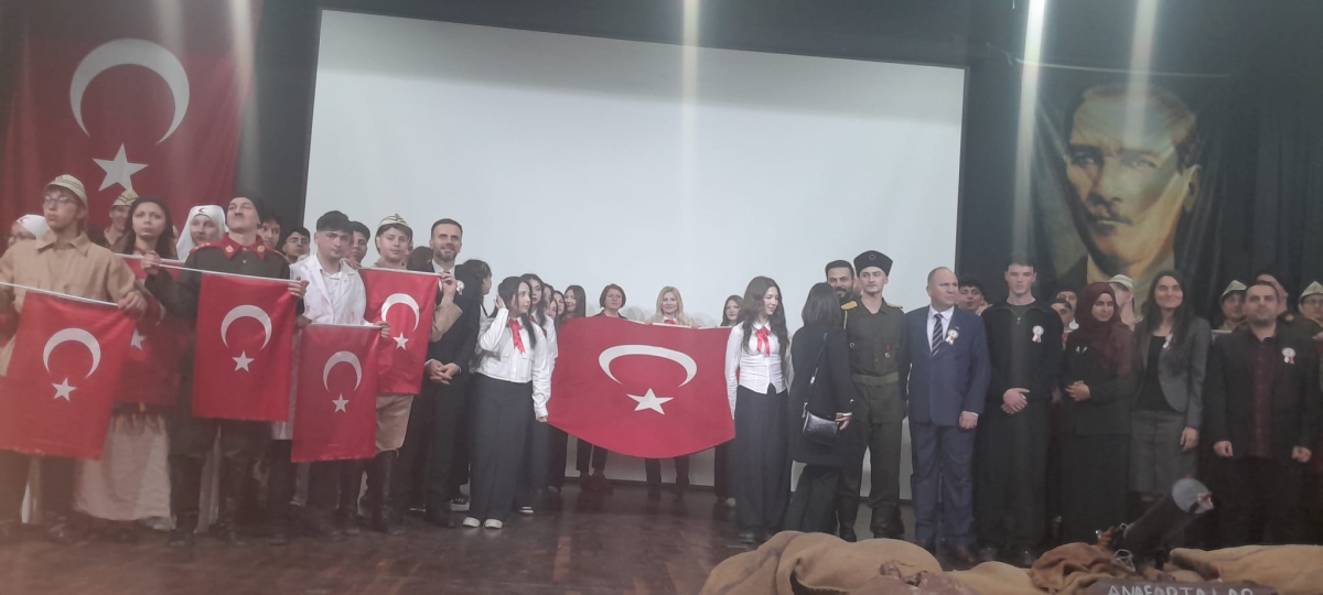 Sakarya, Çanakkale Zaferi’nin 111. yıl dönümünde tarihi bir gün yaşadı. Şehit Erol Olçok Anadolu Lisesi öğrencilerinin hazırladığı anma programı, izleyenleri 1915’in şanlı siperlerine götürürken GÜNÜN FOTOĞRAF KARELERİ