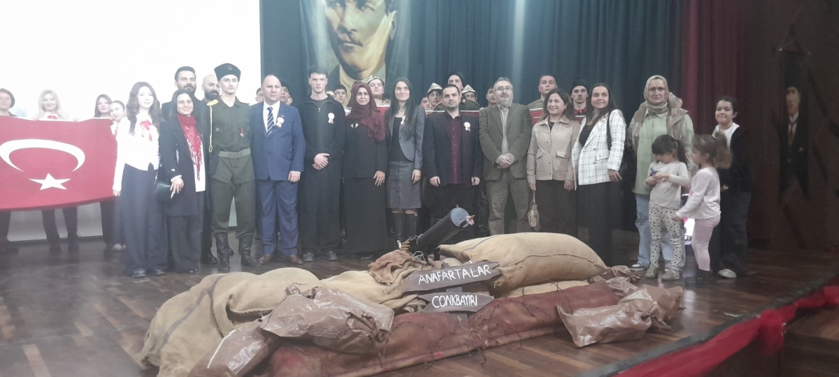 Sakarya, Çanakkale Zaferi’nin 111. yıl dönümünde tarihi bir gün yaşadı. Şehit Erol Olçok Anadolu Lisesi öğrencilerinin hazırladığı anma programı, izleyenleri 1915’in şanlı siperlerine götürürken GÜNÜN FOTOĞRAF KARELERİ