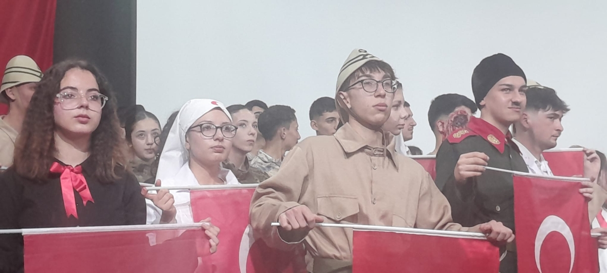 Sakarya, Çanakkale Zaferi’nin 111. yıl dönümünde tarihi bir gün yaşadı. Şehit Erol Olçok Anadolu Lisesi öğrencilerinin hazırladığı anma programı, izleyenleri 1915’in şanlı siperlerine götürürken GÜNÜN FOTOĞRAF KARELERİ