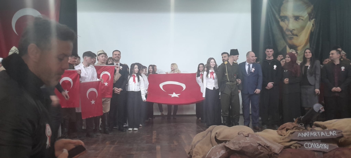 Sakarya, Çanakkale Zaferi’nin 111. yıl dönümünde tarihi bir gün yaşadı. Şehit Erol Olçok Anadolu Lisesi öğrencilerinin hazırladığı anma programı, izleyenleri 1915’in şanlı siperlerine götürürken GÜNÜN FOTOĞRAF KARELERİ