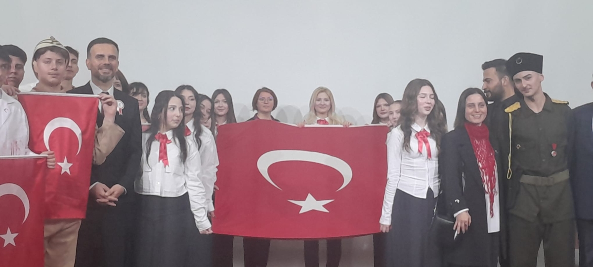 Sakarya, Çanakkale Zaferi’nin 111. yıl dönümünde tarihi bir gün yaşadı. Şehit Erol Olçok Anadolu Lisesi öğrencilerinin hazırladığı anma programı, izleyenleri 1915’in şanlı siperlerine götürürken GÜNÜN FOTOĞRAF KARELERİ