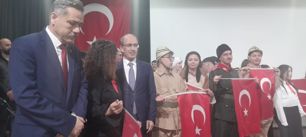 Sakarya, Çanakkale Zaferi’nin 111. yıl dönümünde tarihi bir gün yaşadı. Şehit Erol Olçok Anadolu Lisesi öğrencilerinin hazırladığı anma programı, izleyenleri 1915’in şanlı siperlerine götürürken GÜNÜN FOTOĞRAF KARELERİ
