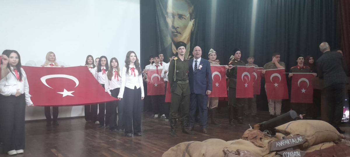 Sakarya, Çanakkale Zaferi’nin 111. yıl dönümünde tarihi bir gün yaşadı. Şehit Erol Olçok Anadolu Lisesi öğrencilerinin hazırladığı anma programı, izleyenleri 1915’in şanlı siperlerine götürürken GÜNÜN FOTOĞRAF KARELERİ
