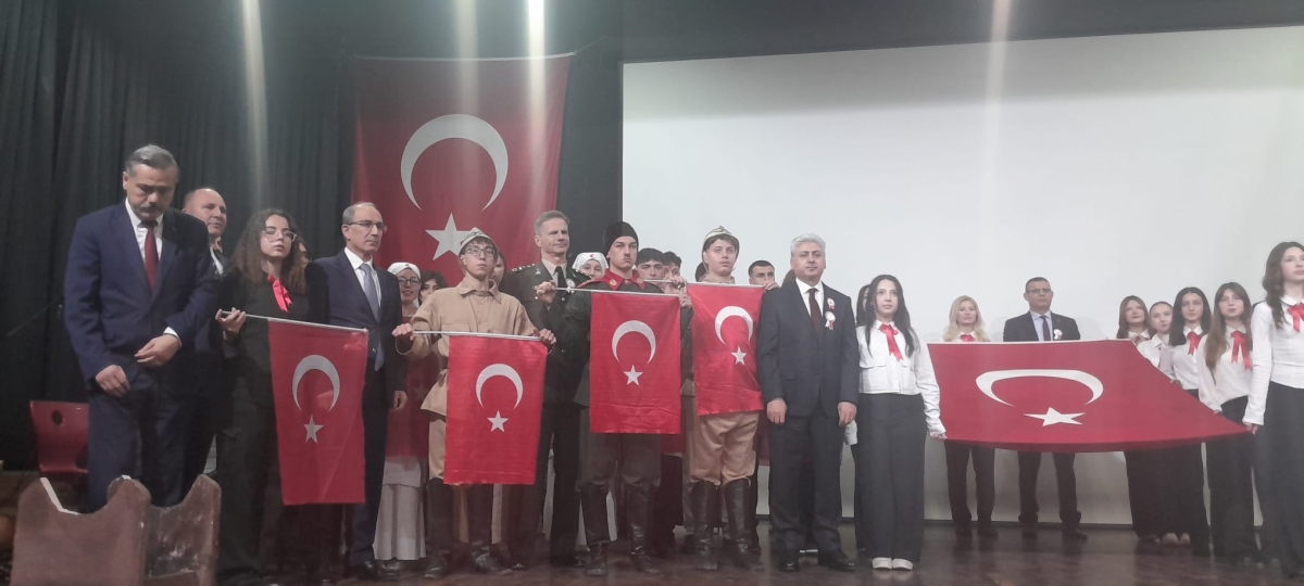 Sakarya, Çanakkale Zaferi’nin 111. yıl dönümünde tarihi bir gün yaşadı. Şehit Erol Olçok Anadolu Lisesi öğrencilerinin hazırladığı anma programı, izleyenleri 1915’in şanlı siperlerine götürürken GÜNÜN FOTOĞRAF KARELERİ