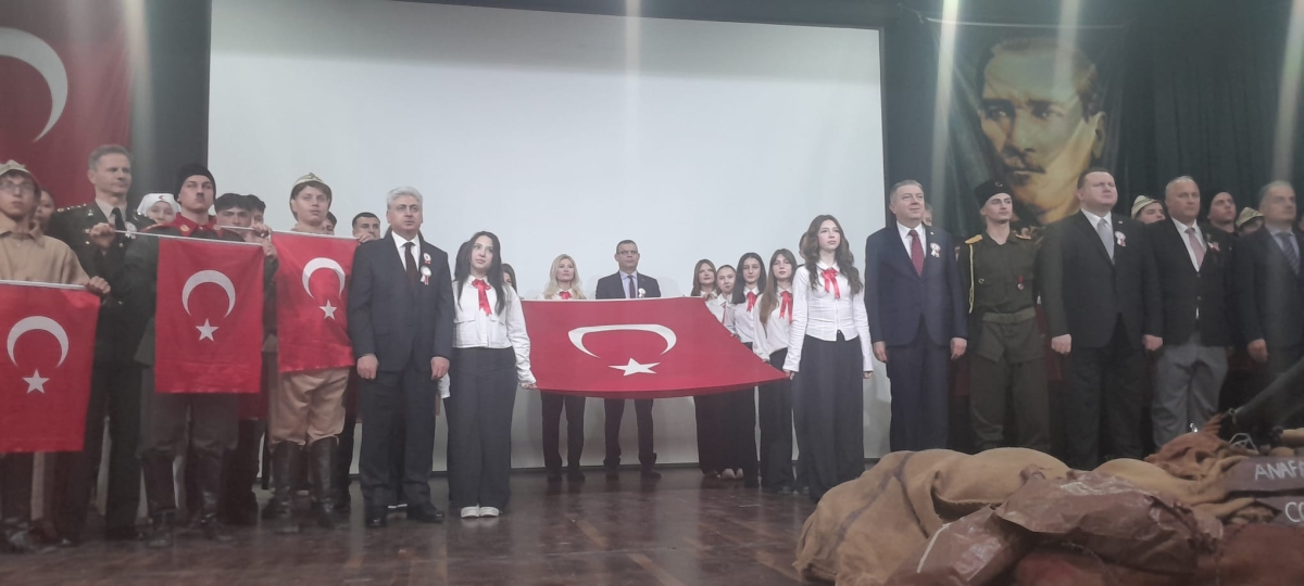 Sakarya, Çanakkale Zaferi’nin 111. yıl dönümünde tarihi bir gün yaşadı. Şehit Erol Olçok Anadolu Lisesi öğrencilerinin hazırladığı anma programı, izleyenleri 1915’in şanlı siperlerine götürürken GÜNÜN FOTOĞRAF KARELERİ