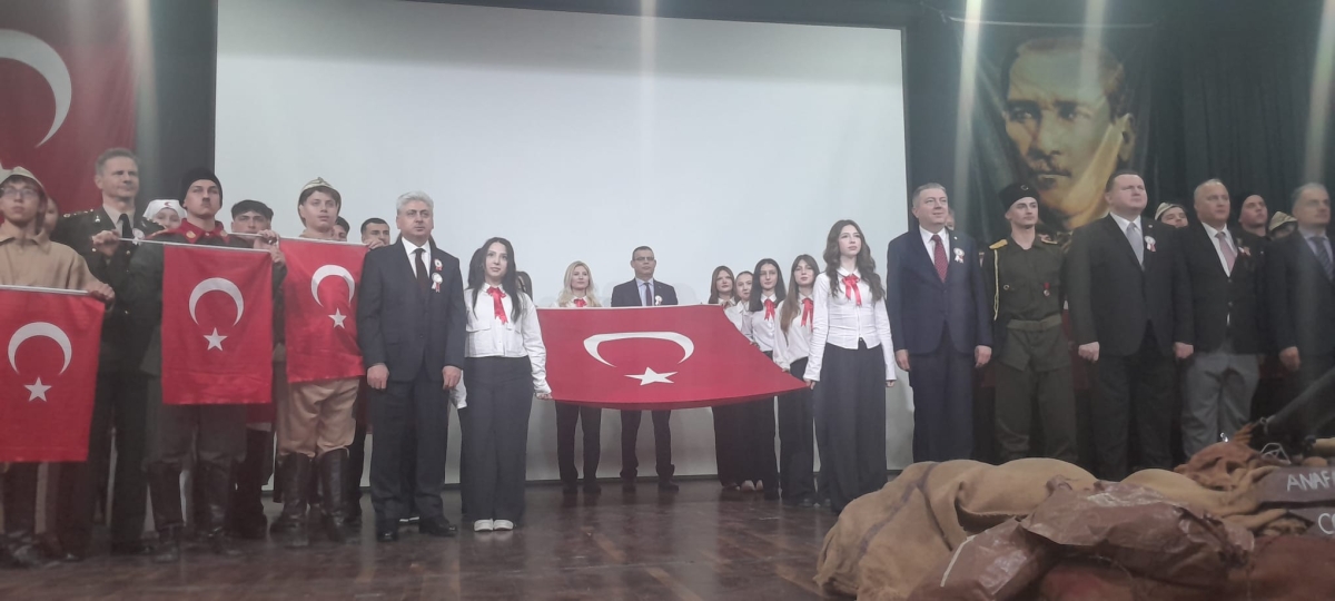 Sakarya, Çanakkale Zaferi’nin 111. yıl dönümünde tarihi bir gün yaşadı. Şehit Erol Olçok Anadolu Lisesi öğrencilerinin hazırladığı anma programı, izleyenleri 1915’in şanlı siperlerine götürürken GÜNÜN FOTOĞRAF KARELERİ
