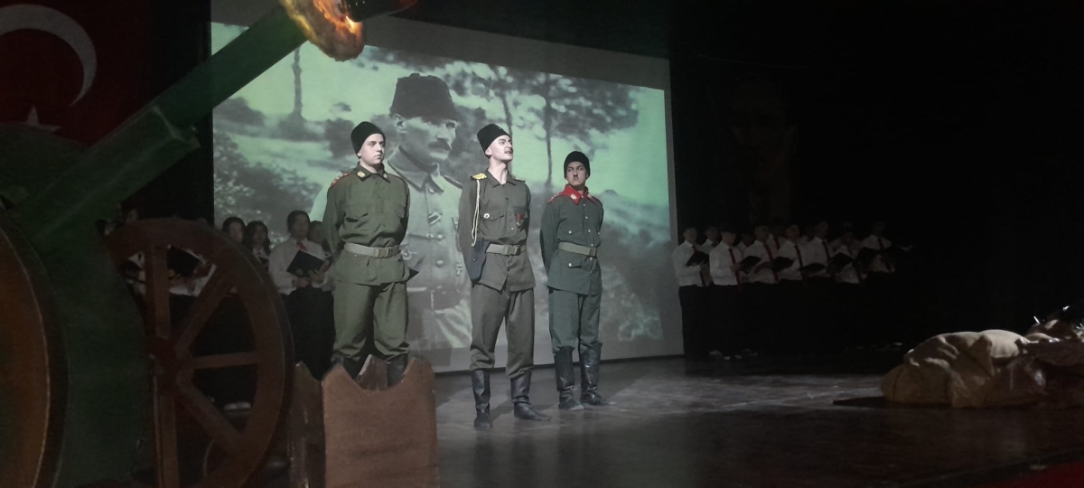 Sakarya, Çanakkale Zaferi’nin 111. yıl dönümünde tarihi bir gün yaşadı. Şehit Erol Olçok Anadolu Lisesi öğrencilerinin hazırladığı anma programı, izleyenleri 1915’in şanlı siperlerine götürürken GÜNÜN FOTOĞRAF KARELERİ