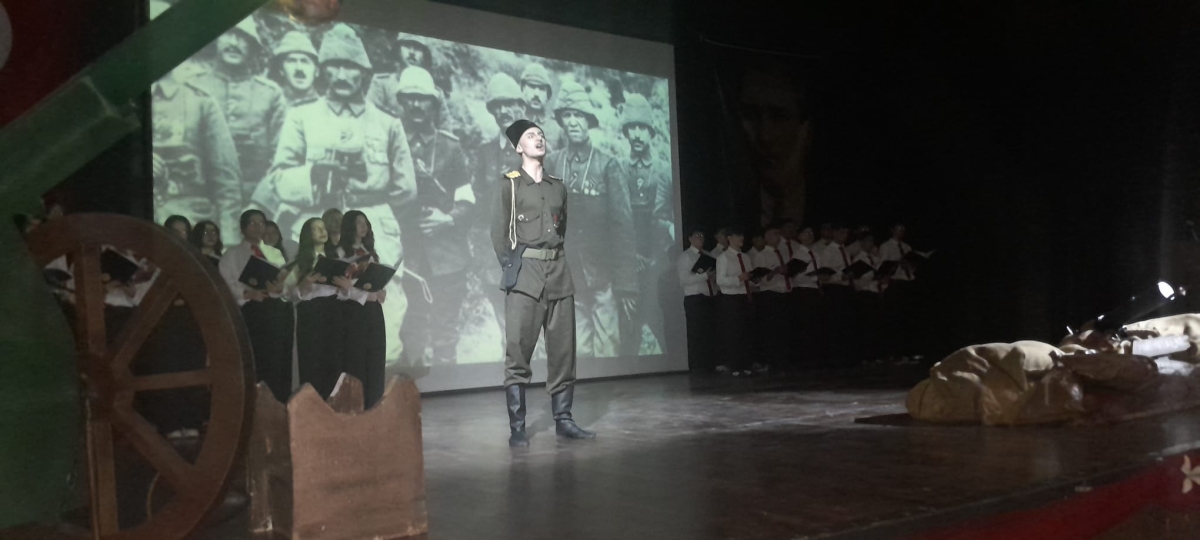 Sakarya, Çanakkale Zaferi’nin 111. yıl dönümünde tarihi bir gün yaşadı. Şehit Erol Olçok Anadolu Lisesi öğrencilerinin hazırladığı anma programı, izleyenleri 1915’in şanlı siperlerine götürürken GÜNÜN FOTOĞRAF KARELERİ