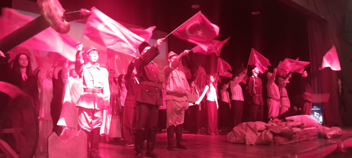 Sakarya, Çanakkale Zaferi’nin 111. yıl dönümünde tarihi bir gün yaşadı. Şehit Erol Olçok Anadolu Lisesi öğrencilerinin hazırladığı anma programı, izleyenleri 1915’in şanlı siperlerine götürürken GÜNÜN FOTOĞRAF KARELERİ