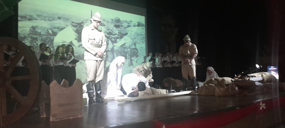 Sakarya, Çanakkale Zaferi’nin 111. yıl dönümünde tarihi bir gün yaşadı. Şehit Erol Olçok Anadolu Lisesi öğrencilerinin hazırladığı anma programı, izleyenleri 1915’in şanlı siperlerine götürürken GÜNÜN FOTOĞRAF KARELERİ