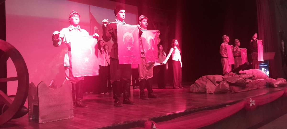 Sakarya, Çanakkale Zaferi’nin 111. yıl dönümünde tarihi bir gün yaşadı. Şehit Erol Olçok Anadolu Lisesi öğrencilerinin hazırladığı anma programı, izleyenleri 1915’in şanlı siperlerine götürürken GÜNÜN FOTOĞRAF KARELERİ